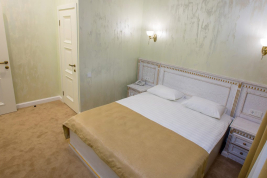 Кровать King Size в «Делюксе» с прикроватными светильниками Инвайт Спа