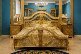 Золотая кровать в номере Люкс в Брестоле