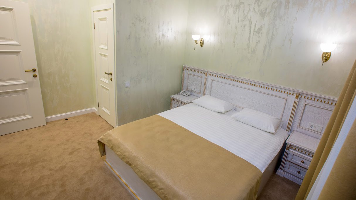Кровать King Size в «Делюксе» с прикроватными светильниками Инвайт Спа