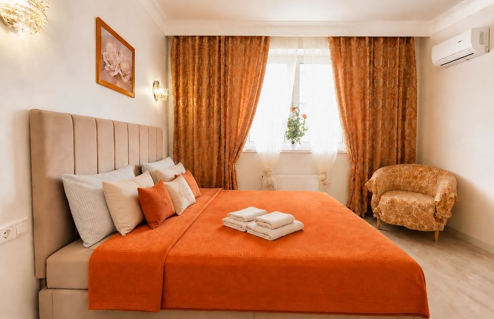 Большая кровать в номере 5 в Loft Studio Носовихинское шоссе